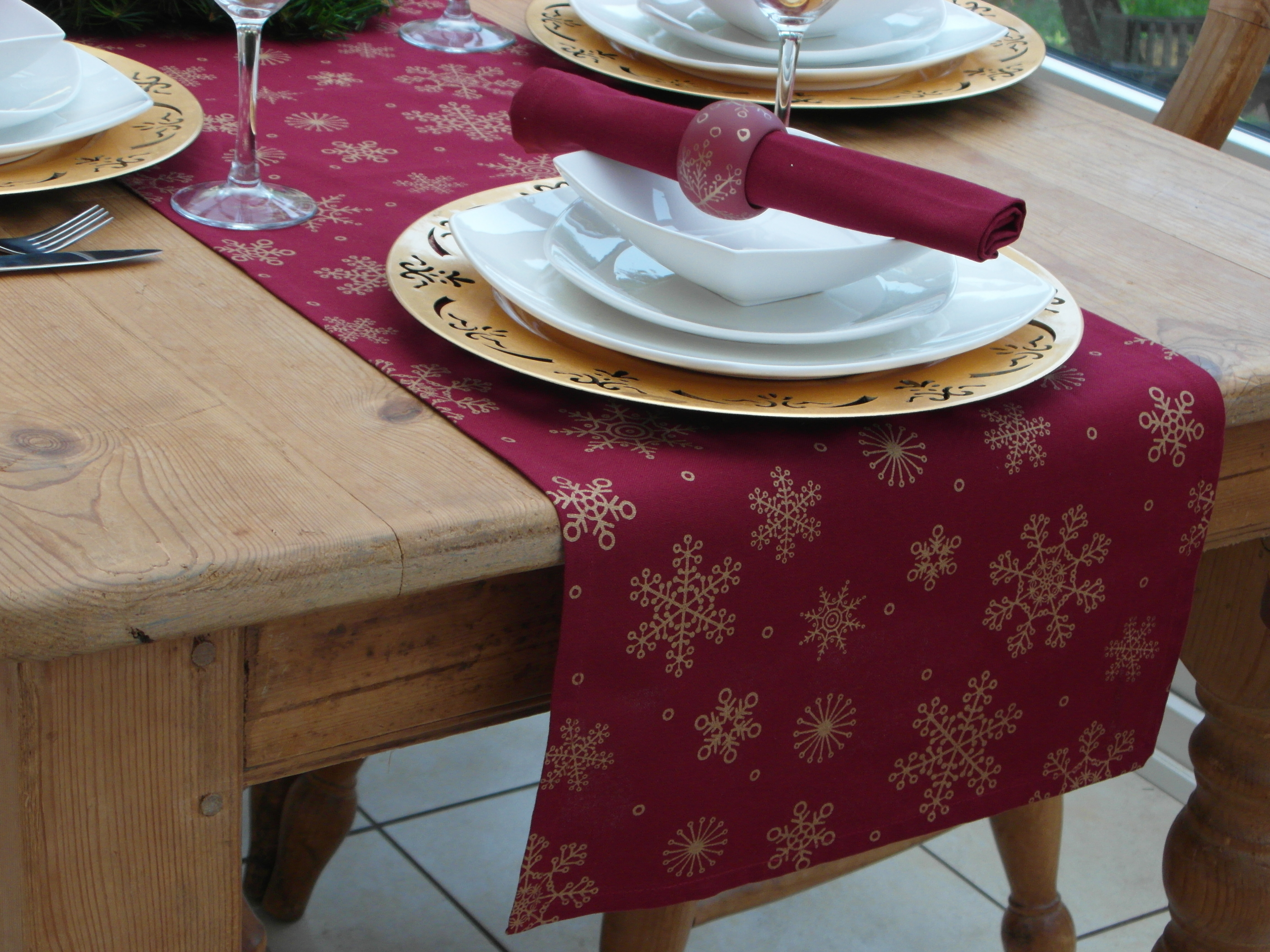 Snowflake & Wine Runner  Collection Gold runner â€“ Table table wine